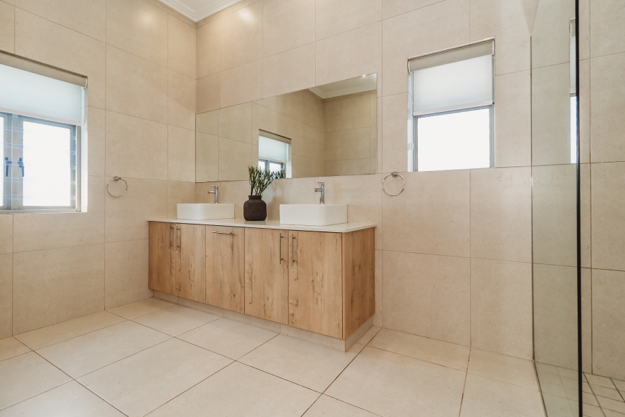 4 Bedroom Property for Sale in Kraaibosch Manor Western Cape